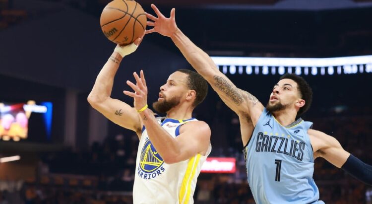 Curry lleva a los Warriors a playoffs en un feroz repechaje ante Memphis