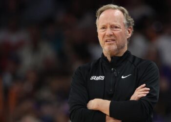 Phoenix Suns despiden a su entrenador tras quedar fuera de playoffs