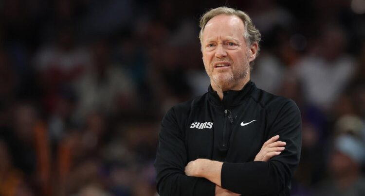 Phoenix Suns despiden a su entrenador tras quedar fuera de playoffs