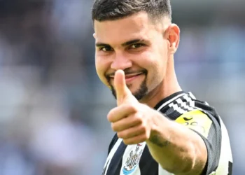 Newcastle alcanza podio de Premier League tras vencer 2-0 al Chelsea