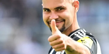 Newcastle alcanza podio de Premier League tras vencer 2-0 al Chelsea