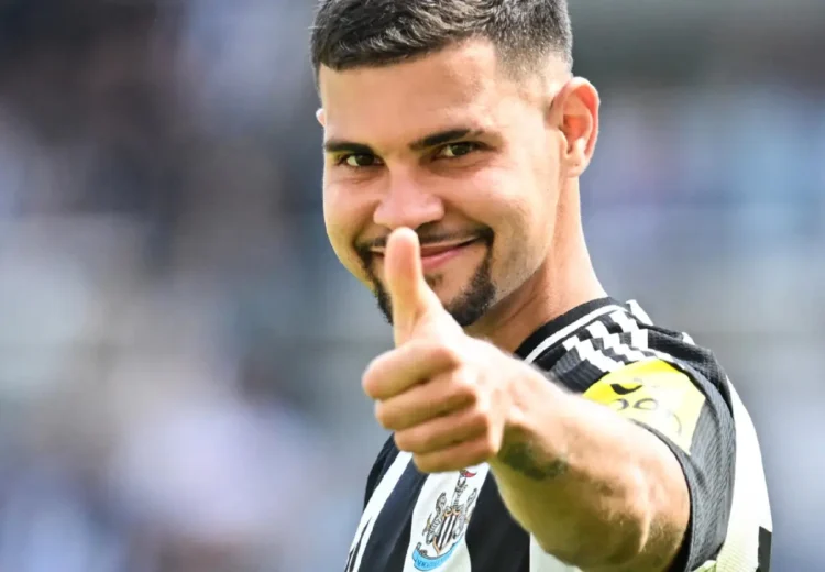 Newcastle alcanza podio de Premier League tras vencer 2-0 al Chelsea