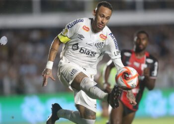 El nivel futbolístico de Neymar prende alarmas en Brasil