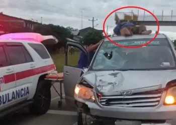 El herido estaba en el techo del vehículo que lo arrolló/Captura de NSA