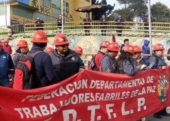Trabajadores inician movilización en rechazo a la crisis económica