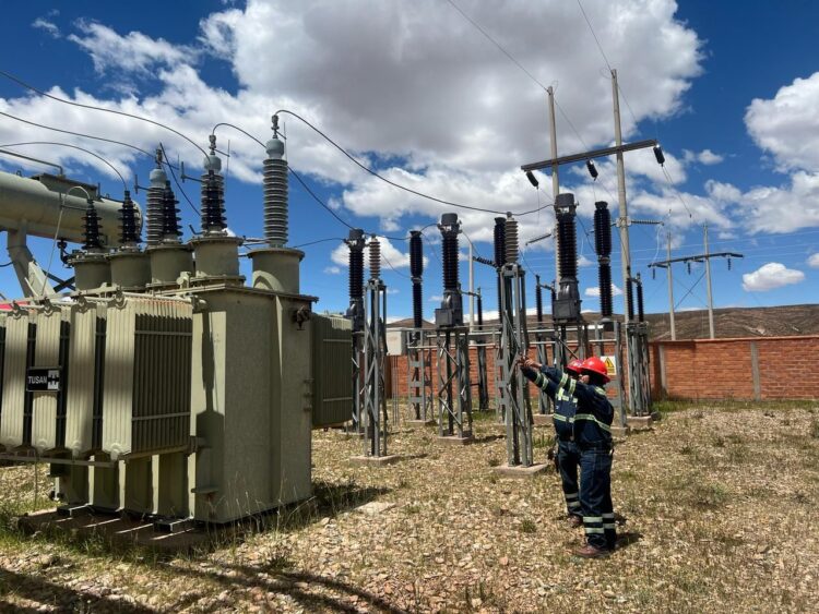 Arce inaugura nueva línea eléctrica en Oruro para garantizar suministro