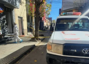 Una joven cae desde un sexto piso en Oruro; hallan cartas póstumas