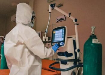 Debido al bloqueo de carreteras, los hospitales privados de Cochabamba se quedan sin oxígeno.
