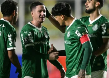 Palmeiras defiende la punta del Brasileirao contra Sao Paulo