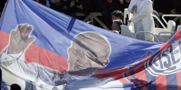 San Lorenzo rinde tributo al papa Francisco, su ilustre socio