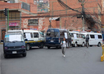 El transporte público bloquea las mil esquinas en La Paz por falta de combustible