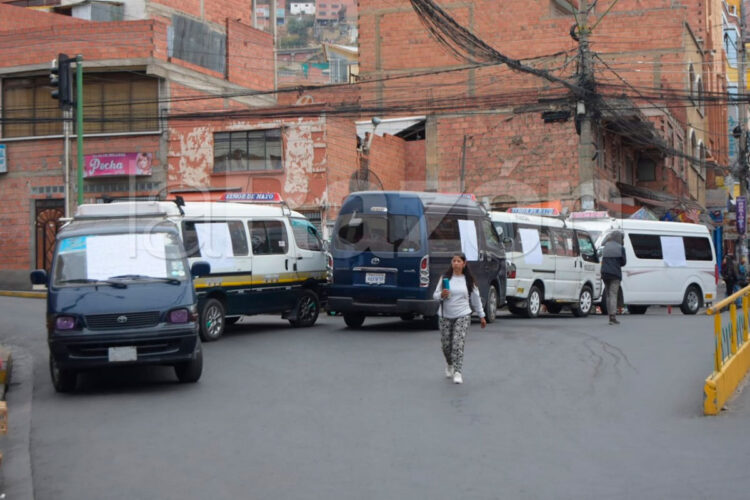 El transporte público bloquea las mil esquinas en La Paz por falta de combustible