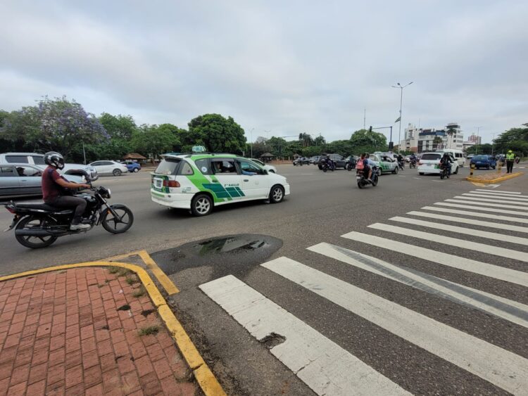 Santa Cruz amanece sin micros; transportistas piden incremento de las tarifas
