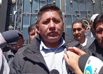 Transportistas mantendrán el paro hasta la renuncia de Chambilla