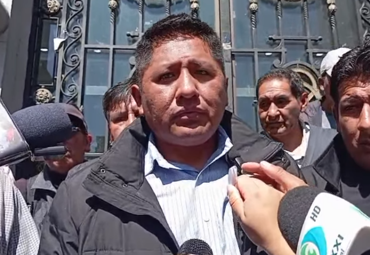 Transportistas mantendrán el paro hasta la renuncia de Chambilla
