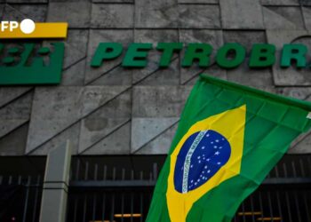 Brasileña Petrobras baja precios