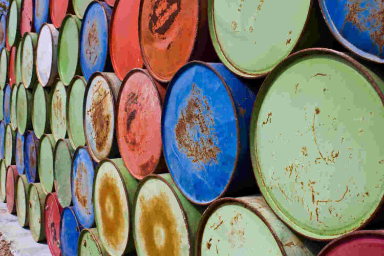 Petróleo cae afectado por decisiones económicas y militares de China