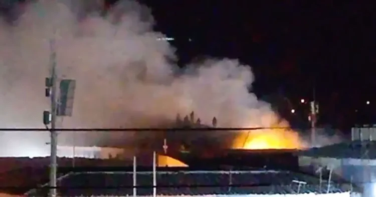 El incendio se inició en el taller de costura del penal