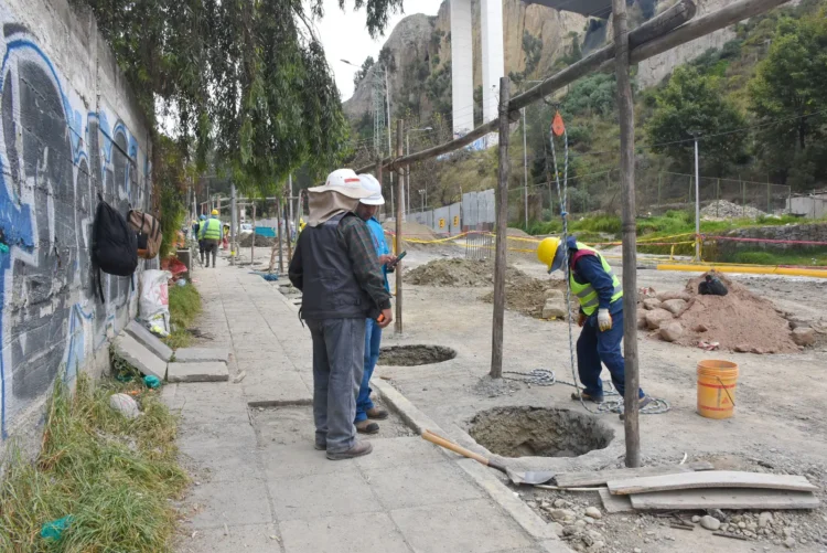 Construyen 20 hidropozos en Av. del Poeta contra sifonamientos 