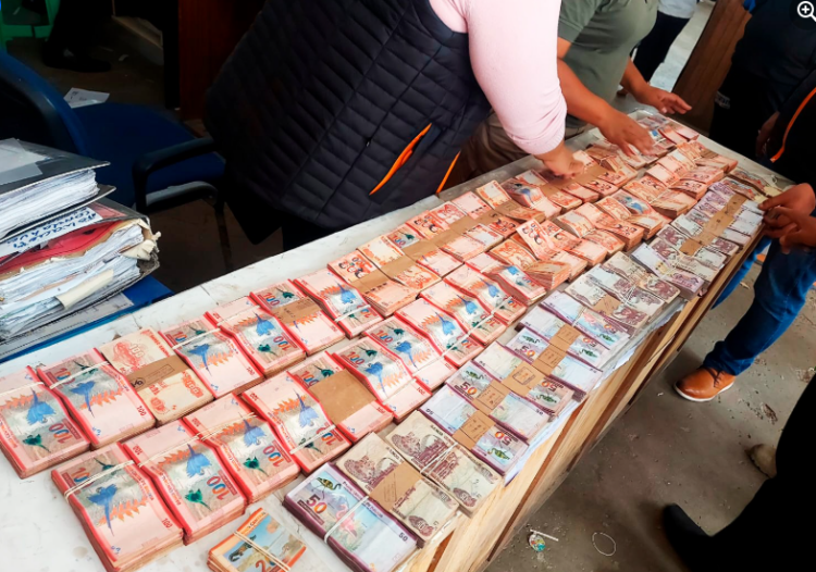 Policía confisca Bs 1,7 millones ocultos en encomiendas en Cochabamba