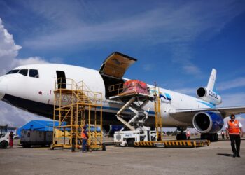 El Gobierno también habilita un puente aéreo para Cochabamba