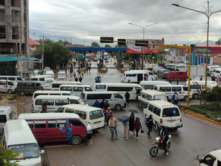 Bloqueos en Quillacollo paralizan terminales de buses en Cochabamba y La Paz