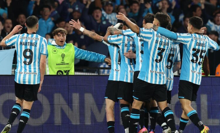 Racing golea a Paranaense y esta en semis de la Sudamericana por primera vez