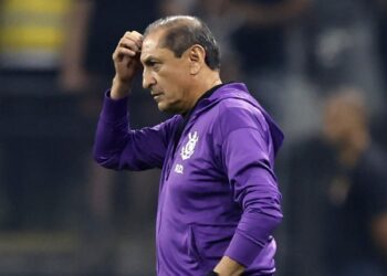 El Corinthians de Depay despide al DT argentino Ramón Díaz