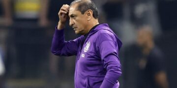 El Corinthians de Depay despide al DT argentino Ramón Díaz