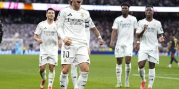Real Madrid gana al Girona y no deja que el Barça se escape