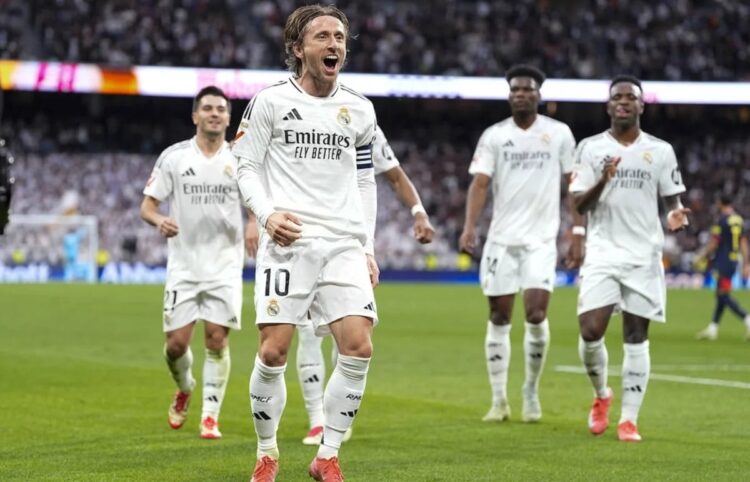 Real Madrid gana al Girona y no deja que el Barça se escape