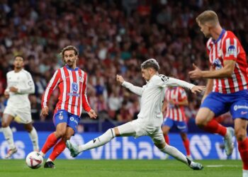 Atlético y Real Madrid igualan en un derbi manchado por la lluvia de objetos