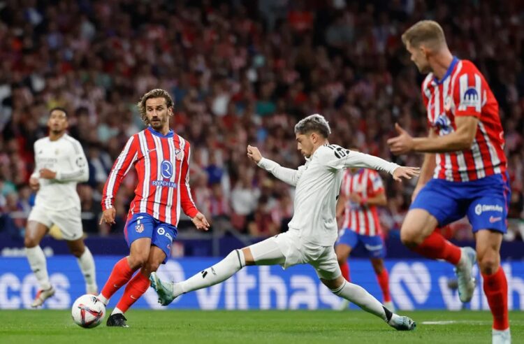 Atlético y Real Madrid igualan en un derbi manchado por la lluvia de objetos