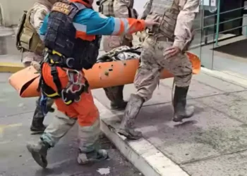 Un hombre estuvo sepultado entre el lodo durante 10 horas. Salvó su vida de milagro.