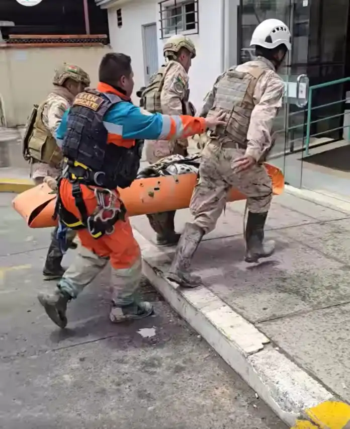 Un hombre estuvo sepultado entre el lodo durante 10 horas. Salvó su vida de milagro.