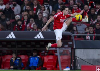 Benfica golea al Famalicao y alcanza al Sporting de Lisboa