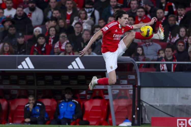 Benfica golea al Famalicao y alcanza al Sporting de Lisboa