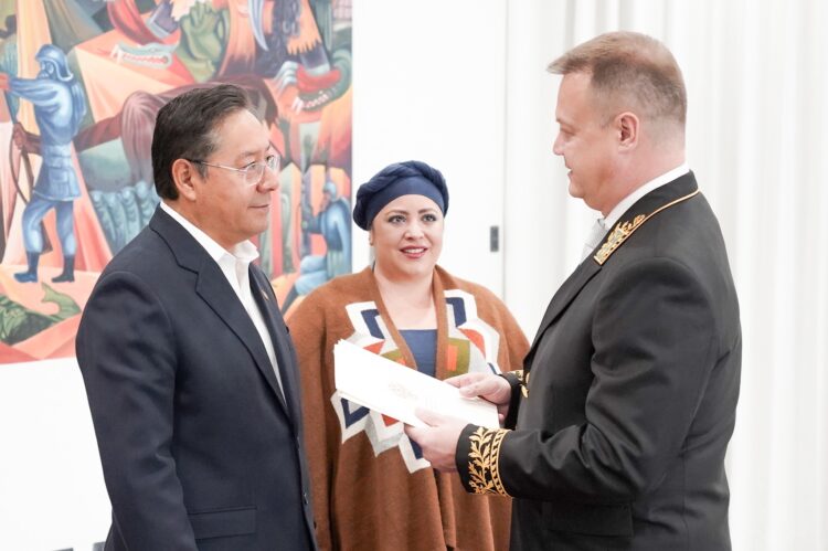 Arce recibe credenciales del nuevo embajador de Rusia