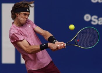 Rublev y Rune superan con comodidad primera ronda en Barcelona