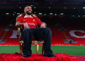Salah renueva y cumplirá una década en el Liverpool