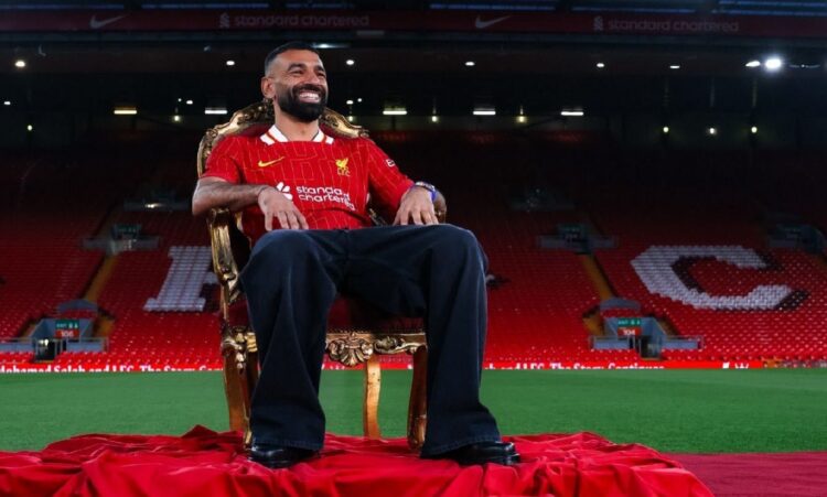 Salah renueva y cumplirá una década en el Liverpool