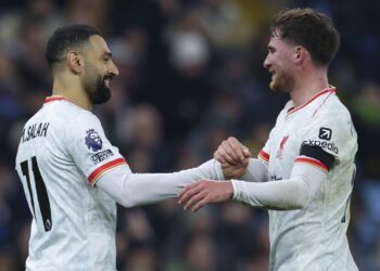 Salah ayuda al Liverpool a salvar un punto ante el Aston Villa