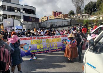 Trabajadores de salud paralizan parte de La Paz en protesta por despidos