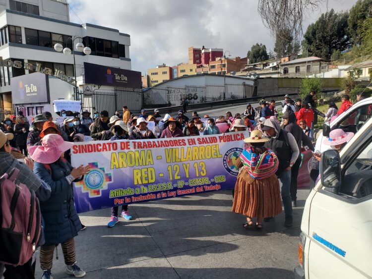 Trabajadores de salud paralizan parte de La Paz en protesta por despidos