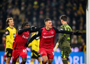 Leverkusen gana en Dortmund para seguir su persecución del Bayern
