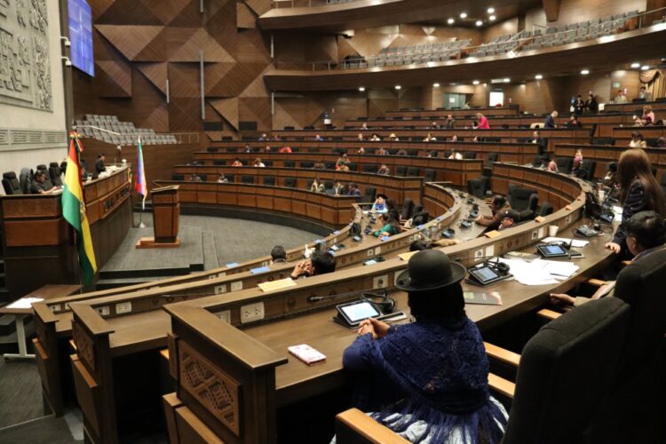 Diputados aplaza sin fecha sesión que debía aprobar crédito para desastres naturales
