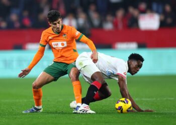 Valencia vuelve a ser colista de la Liga tras empate doloroso en Sevilla