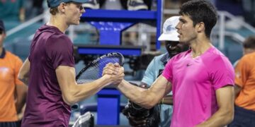 Alcaraz y Sinner a un solo obstáculo de enfrentarse de nuevo en Shanghái