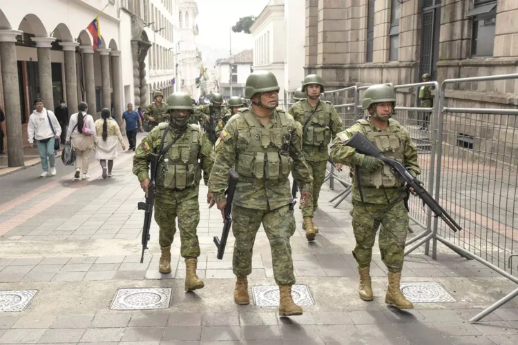 Ecuador despliega 1.500 militares contra la guerrilla colombiana