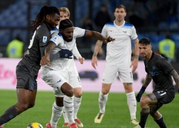Líder Napoli vuelve a dejarse puntos, el Milan a las puertas de Europa